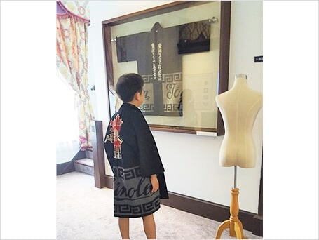 創業当時の作業着（法被レプリカ）を試着