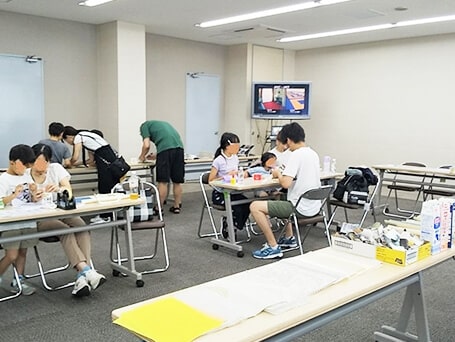 貯金箱をカーテン生地やクロスでかざりつけ