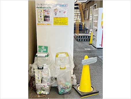 自動販売機コーナー横に設置された空き缶回収BOX(右側)とトーク案内機
