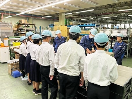 床材現物サンプルへのシール貼り作業